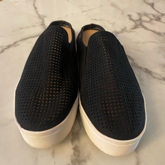 Women's Meena Slip On Sneakers -
Universal Thread Black Size 7 - Picture 3 of 6